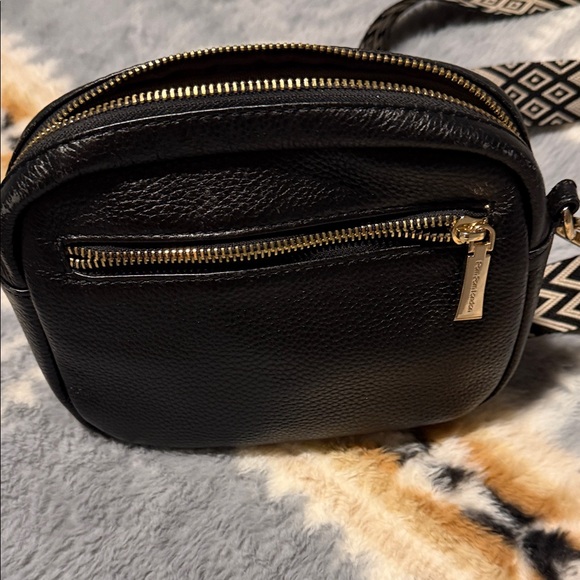Elegant Black Leather Crossbody Bag - Picture 2 of 6